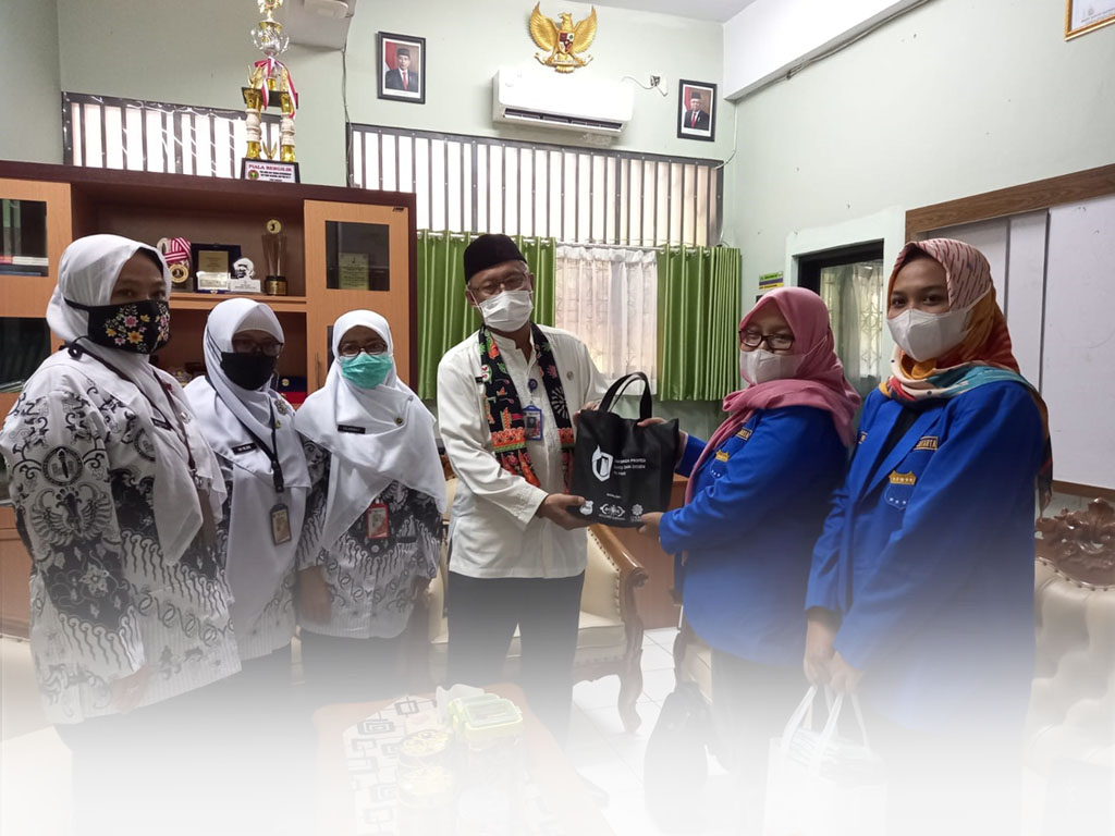 Peringati Hari Guru, FKIP UNUSIA Bagikan Healthy-Kit ke Sekolah di Jakarta