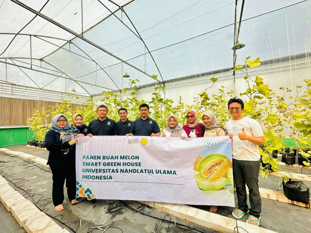 Panen Perdana Melon Inthanon dan Golden, Smart Screen House UNUSIA Siap Wujudkan Kemandirian Universitas