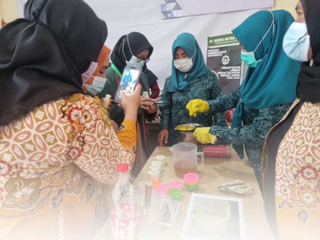 Bersama PT Pengelola Limbah Lingkungan, Kelompok KKN-Demic 19 UNUSIA Selenggarakan Sosialisasi dan Pelatihan Pembuatan Sabun dan Lilin dari Minyak Jelantah di Desa Ciseeng