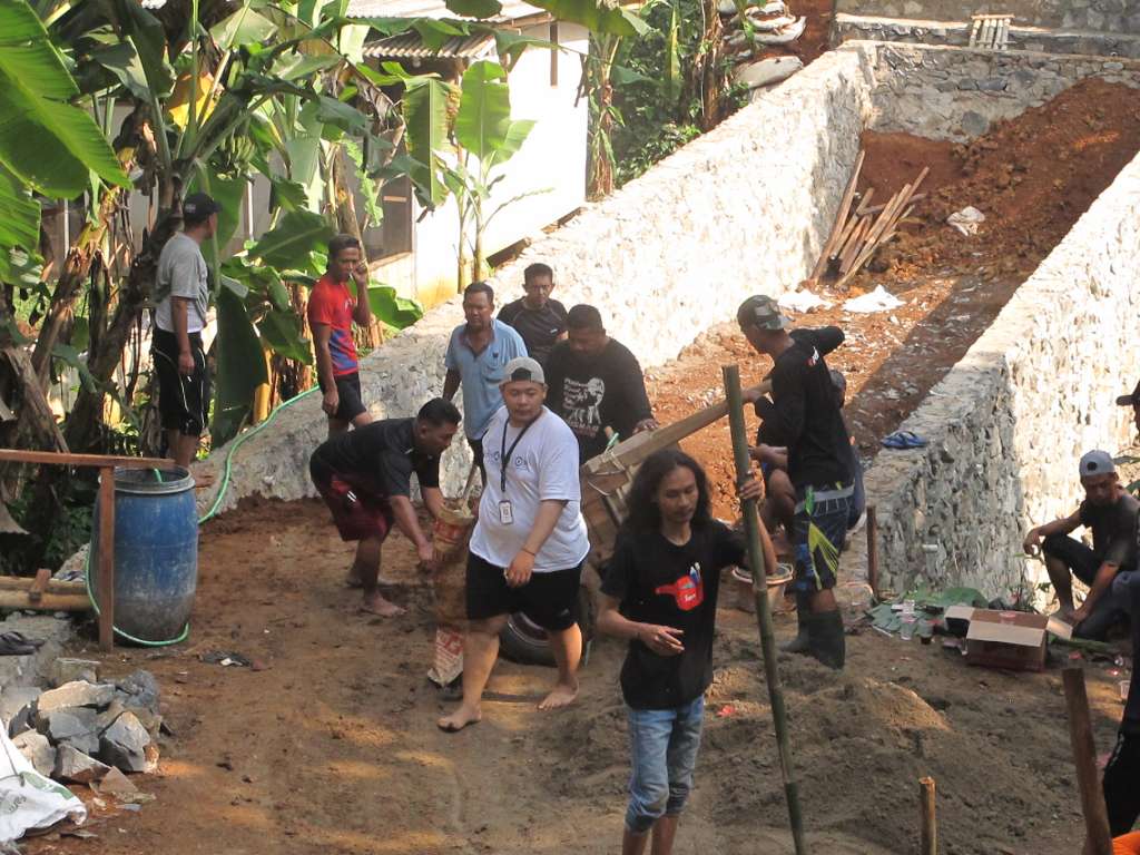Gotong Royong Masyarakat Desa Bojong dan KKN Bojong Smart Tech Bangun Jembatan Penghubung Bojong Hilir dan Bojong Lebak.