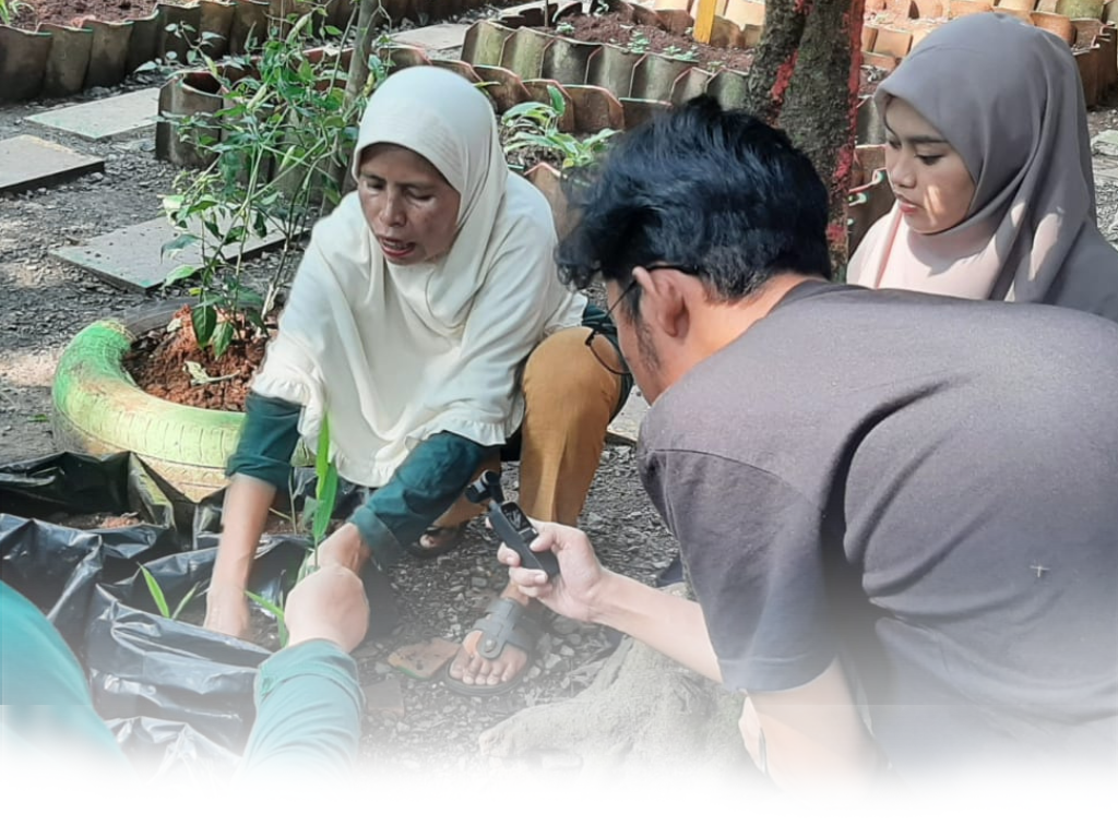Tim KKN Unusia Dokumentasikan Pelatihan Penanaman Jahe Merah dan Pembuatan Pupuk Organik KWT Binar Desa Pamegarsari 