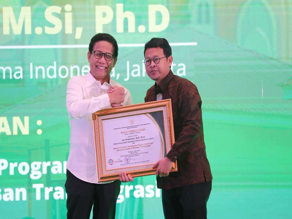 Komitmen Majukan SDM Transmigrasi, Unusia Raih Penghargaan Prestisius