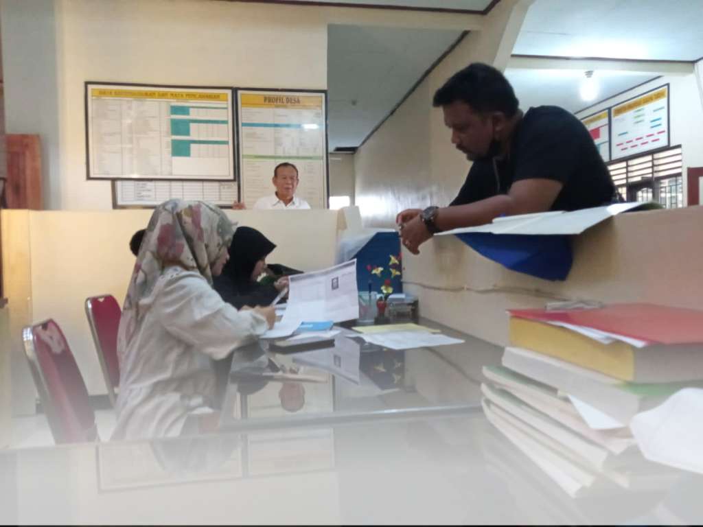 Mahasiswa KKN UNUSIA Membantu Pelayanan Administrasi Desa sebagai Wujud Pengabdian  Masyarakat