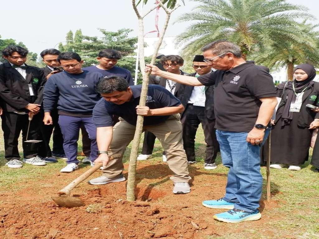 Peduli Isu Lingkungan, Ratusan Mahasiswa Baru Unusia Lakukan Aksi Tanam Pohon