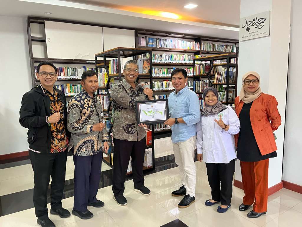 Perpustakaan UNUSIA Grha Mahbub Djunaidi Terima Sertifikat Akreditasi